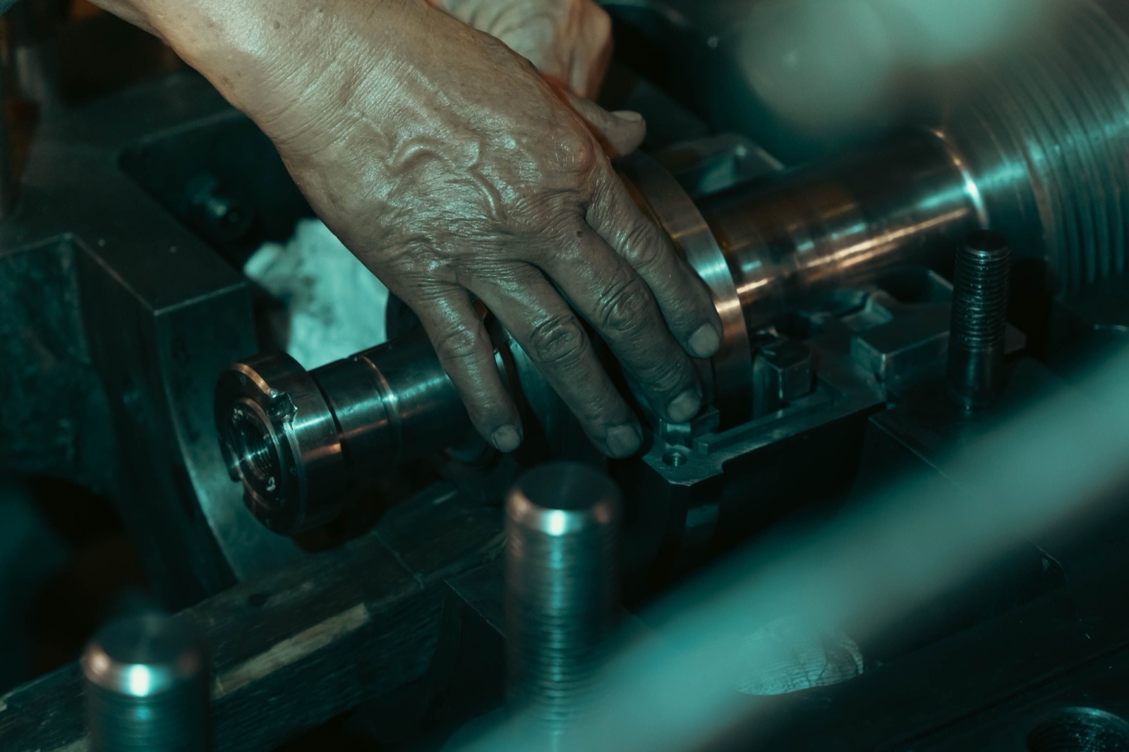 Hand an einer Werkzeugmaschine – Präzision im Handwerk